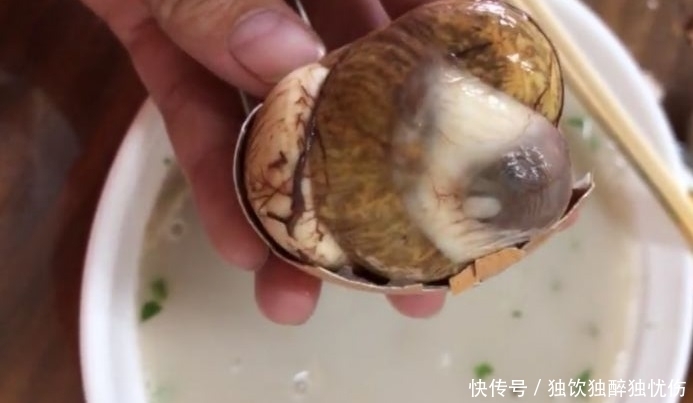 气愤|女子早餐店剥开一个坏鸡蛋,气愤不已时,老板却让她品尝一口