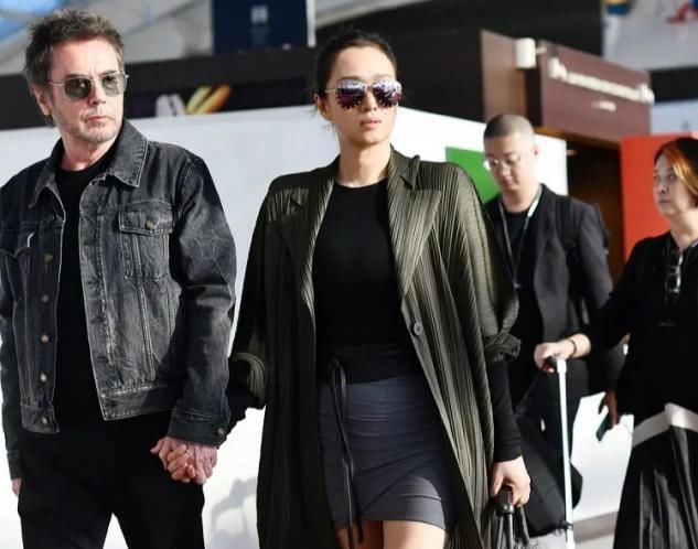 老公|巩俐穿“洞洞上衣”现身,55岁和大十几岁老公手牵手,越活越少女