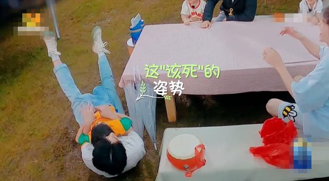  衣服|张新成摔倒弄脏衣服，看到谢可寅的本能反应，这姑娘真的太贴心了