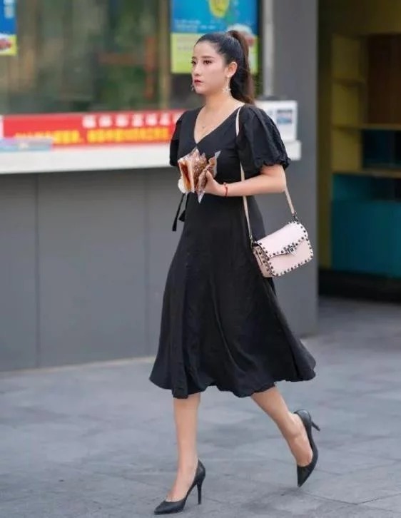  特别|街拍：小姐姐扎着马尾，颜值十分高的，显得特别的靓丽