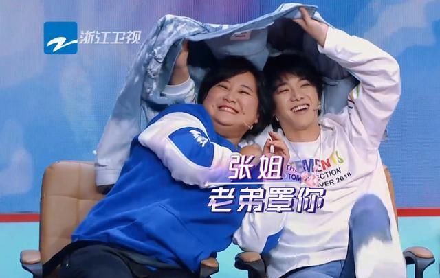  实力|沈腾扔完鞋后摔倒在地，谁注意华晨宇干了啥？实力圈粉！