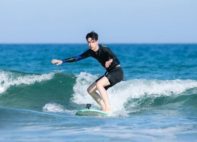  成功|王一博踢馆《夏日冲浪店》，首次挑战便成功，这次热搜实至名归