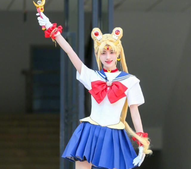  嘉宾们|鞠婧祎裙子太短，节目组要求嘉宾蹲下时，她这救场方式也太机智了