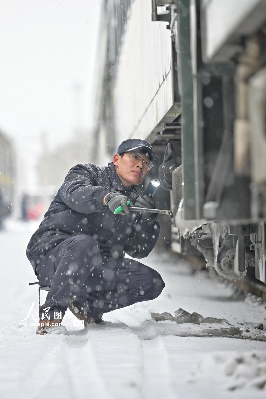 河南郑州：检修列车 护航春运