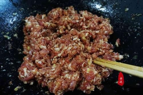 酥脆|酥脆鲜美的锅贴上桌了,皮儿颜色金黄有嚼劲,平时我就爱吃馅儿