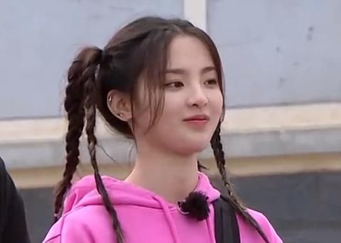  超越|有种“不做作”叫杨超越，其他嘉宾蹲着看孩子吃饭，唯独她有自己的想法