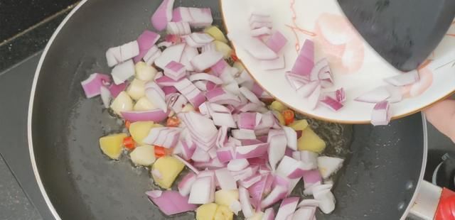 花甲|花甲除了炒还能怎样吃?加半个洋葱教你新吃法,喷香好吃到想舔盘