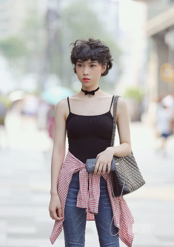 太潮|快把黑长直换了,火爆街头的“窝窝头”发型太潮了,显嫩20岁!