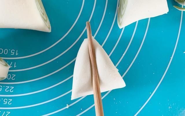 详解|白绿双色花卷做法,详解2种面团配方,再笨也学得会