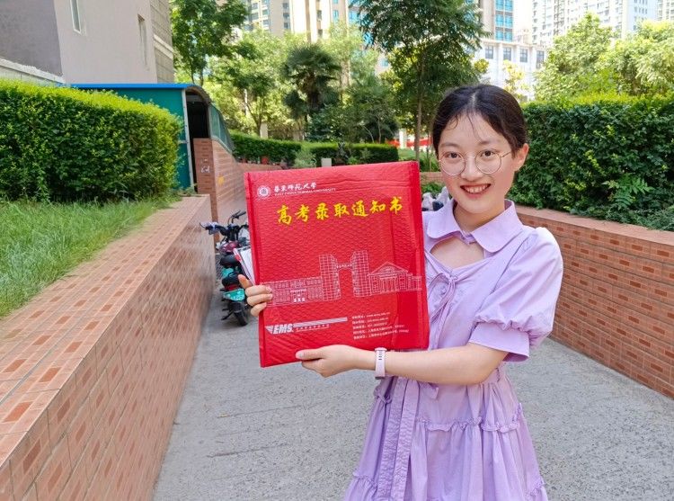 年仅13岁拿下《中国诗词大会》第四季四期擂主，今年高考她选择去华东师大读中文