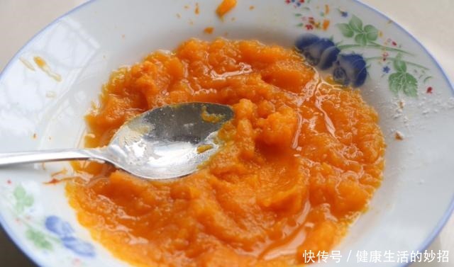 孩子|秋天多吃南瓜,新做法最馋人,孩子吃了一个又一个,根本停不下来