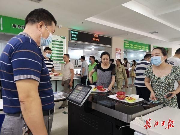 减少|智慧监测就餐人数分时段炒菜、边角料变小菜、不来吃饭提前报，食堂减少“舌尖浪费”使出三十六计