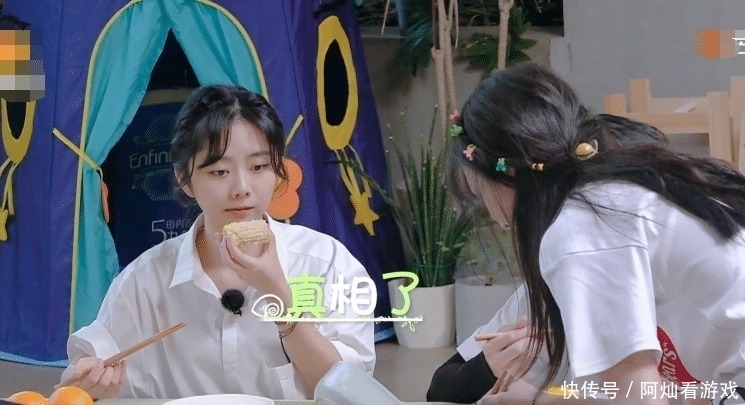 谭松韵|郑爽减肥不吃荤菜,自己开小灶炒青菜,当她装盘时谭松韵都吃惊了