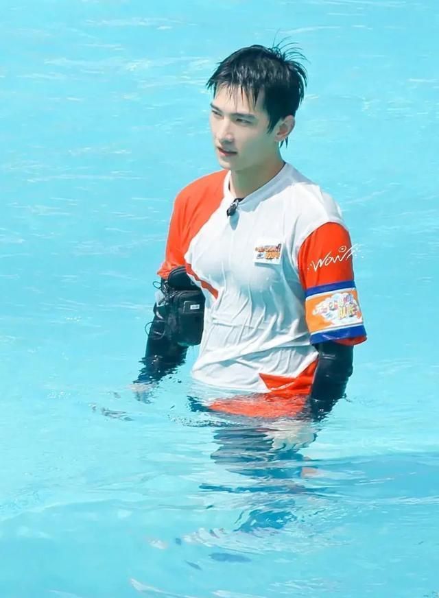  杨洋|杨洋新综艺路透，泳池湿身胸肌惹人爱，这综艺会爆吗