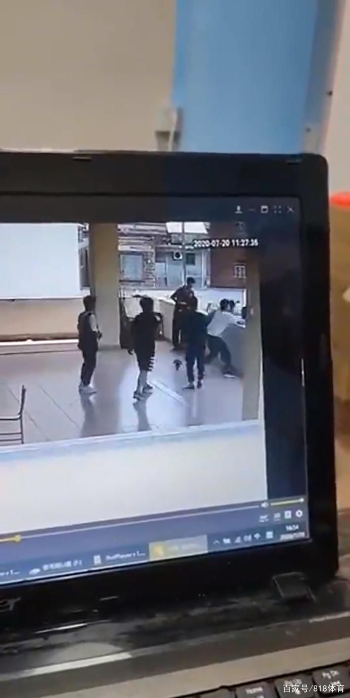  同学|揪心!广东男生学校走廊练后仰跳投意外坠楼,2同学伸手想拉来不及