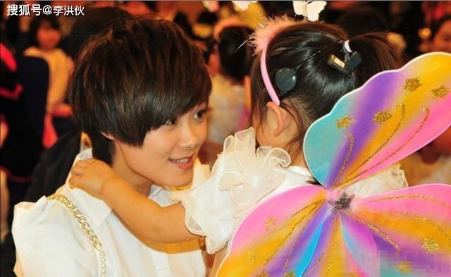  郁可唯|张含韵 郁可唯 许飞 李斯丹妮，这些超女还是选手，李宇春已成导师