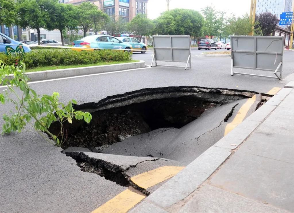  雨水管|白土坝路非机动车道发生部分塌陷，原因是地下雨水管长期渗漏导致水土流失…