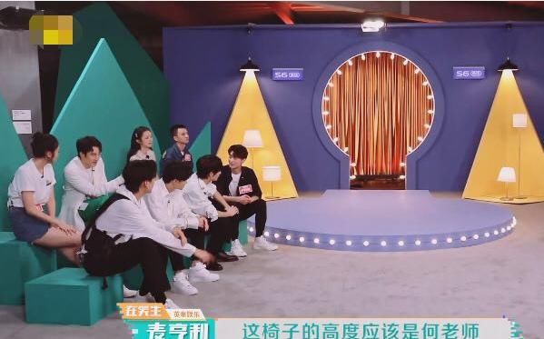  个子|《快乐大本营》麦亨利内涵何炅“个子矮”，谁注意到何炅的表情？