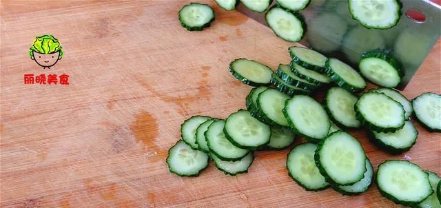  试试|黄瓜别凉拌了，试试这做法，淋入2个鸡蛋，营养又鲜嫩，太美味了