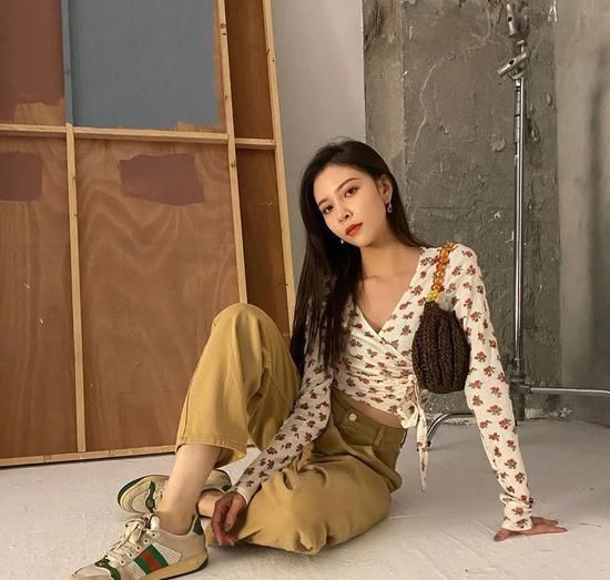 模板|“中国泫雅”火上热搜 宋妍霏才是白富美终极穿搭模板