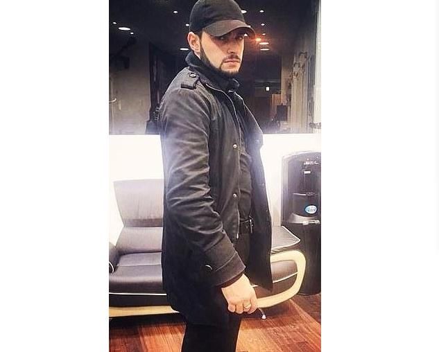  心脏|看到一教堂音乐家和女孩聊天，英国男子暴怒 ,拿起一把刀插进音乐家心脏