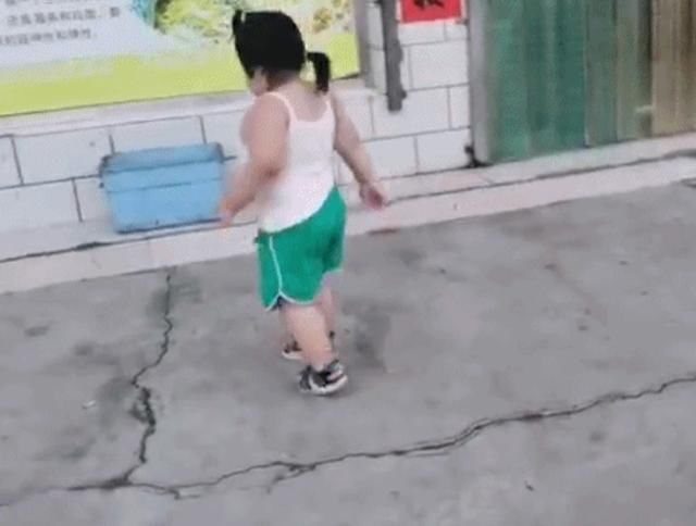  越来越多|为了获得更多粉丝，父母把3岁女儿喂胖到70斤，网友：孩子投错胎