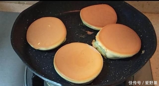  蛋糕|用平底锅就能做出很绵软无油、低糖的蛋糕饼，大人小宝宝都可以吃