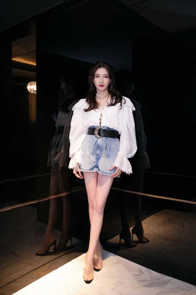  疏影|江疏影穿红色太惊艳！一身红色look精致高级，身材高挑很有欧美范