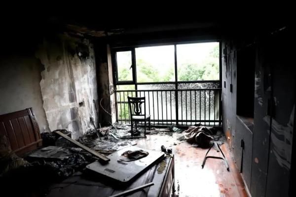  教科书|9岁女童上演“教科书”式火场逃生，还带出了弟弟妹妹