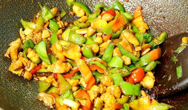  香辣|鸡肉这样做太香了，不炖不油炸，香辣过瘾，端上桌瞬间被扫光