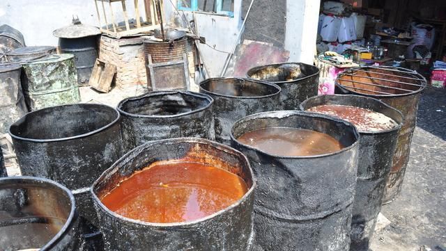 危害性|家里做饭的人注意：2种油不能经常用，它们的危害性不比地沟油小