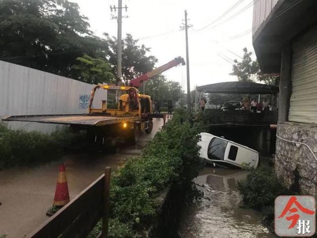 突发|突发！越野车掉落两米多高水沟，里面水质浑浊！