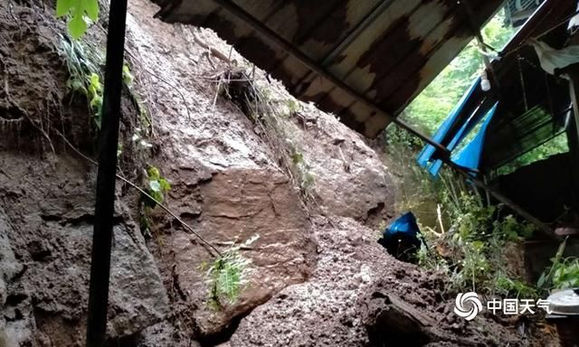 山体|四川绵阳强降雨 城市内涝山体滑坡阻断通行