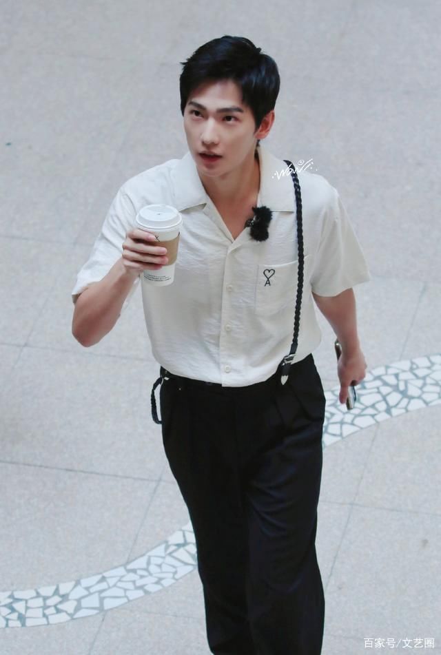  杨洋录|杨洋录综艺戴婴儿帽将自己塞进婴儿车，网友:失传已久的缩骨功?