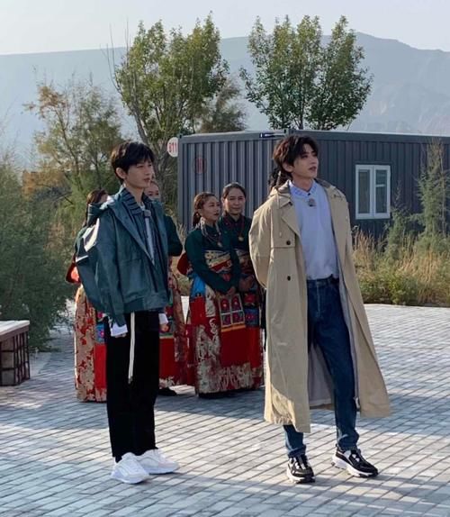  节目|蔡徐坤又被曝路透，两大男神同场他最耀眼！一看拍摄实情：站姐太拼了