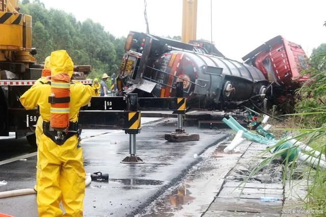  罐车|痛心!2死4伤!危化品罐车侧翻起火引燃门店!钱重要还是命重要?