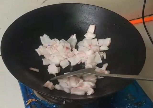 不剩|土豆这样煮味道鲜美,每次吃都不剩,这么一大锅都不够三个人吃