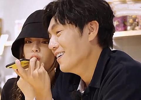  超越|有种“不做作”叫杨超越，其他嘉宾蹲着看孩子吃饭，唯独她有自己的想法