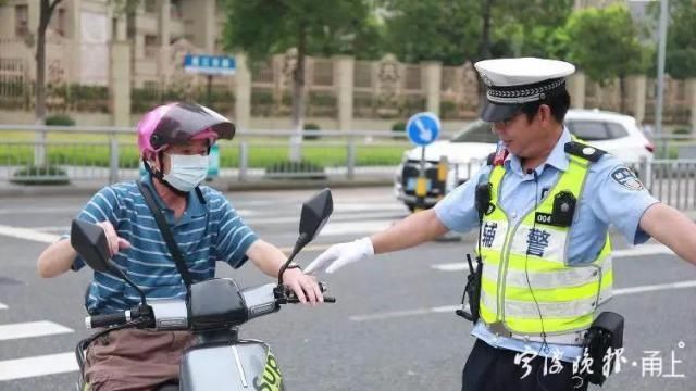  厨师|从厨师转行当辅警，他的执勤画面让人“笑出眼泪”