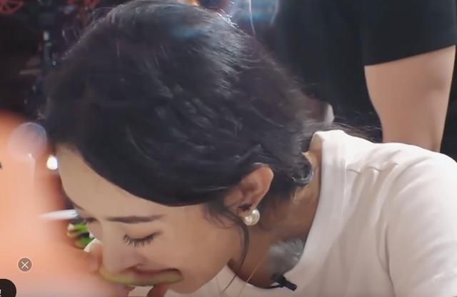  赵丽颖|赵丽颖西瓜吃播一幕你不能错过！果然毁掉女神的行为就是吃瓜！