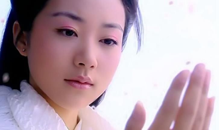  银行卡|女星拍亲密戏用啥道具？Baby保鲜膜，热巴银行卡，而她无人能敌