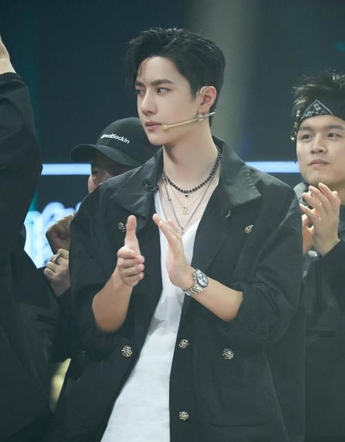  张萌|张萌参加《街舞》追星王一博失败，自己画和王一博合影，原因曝光逗趣好笑