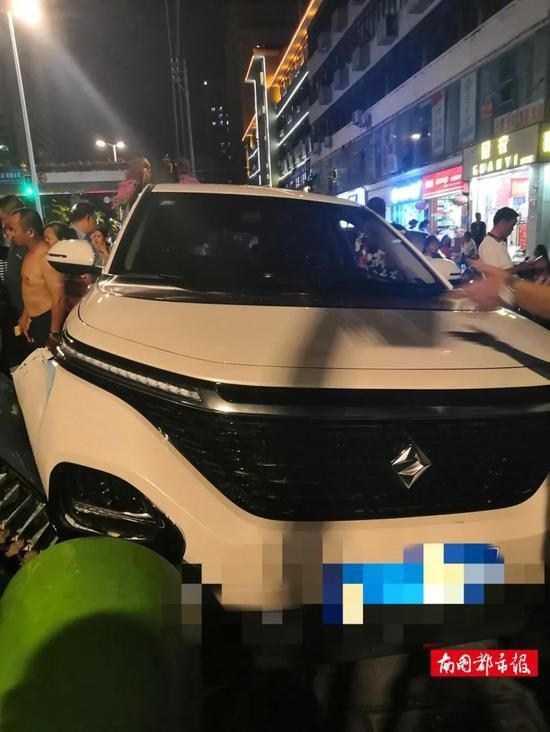 女子|海南一轿车撞伤多人 一女子被卡车底路人齐力抬车