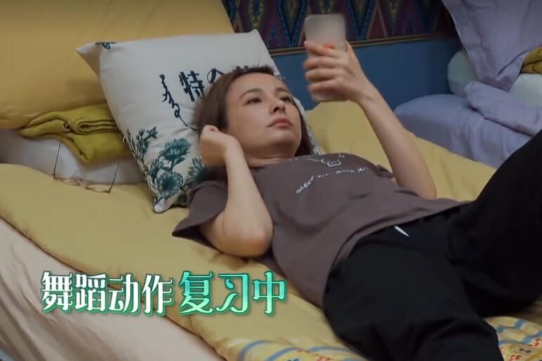  别人|别人都在收拾厨房，唯独吴昕没参与，看到她在干啥，难怪没人喊她