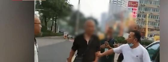 抽出|恐怖！一黑车司机与出租车争抢乘客，后备箱抽出2尺砍刀