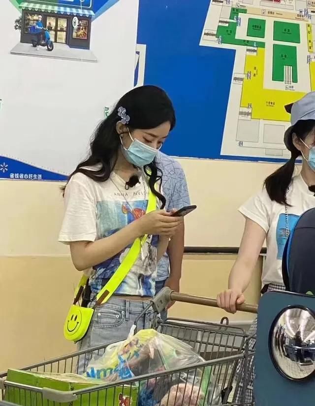  嘉宾|赵丽颖录制《中餐厅4》被粉丝跟拍，据了解还有一位神秘女嘉宾被邀参加节目