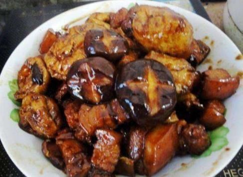  香菇|香菇炒红烧肉时，什么时候放肉？不要直接炒，这样做，肉又香又软