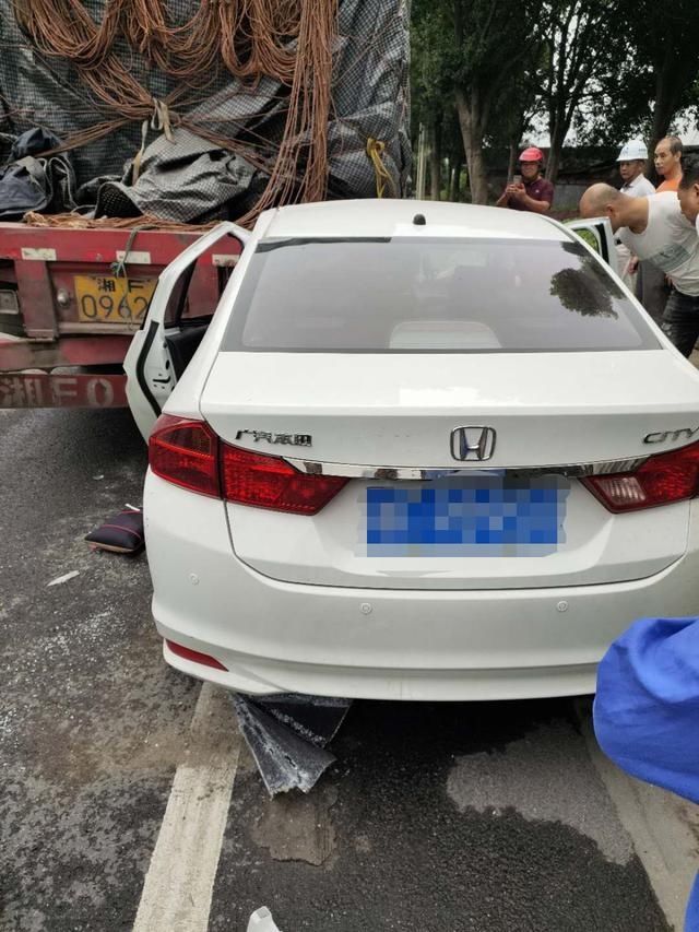  车祸|警钟！岳阳发生一起车祸，小车头部被戳穿（附视频）