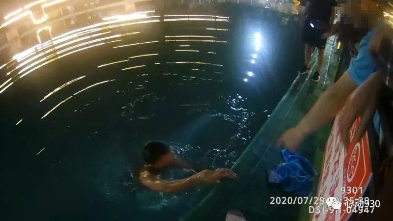 扔进|任性!“小两口”斗气,男友把女友金项链、戒指扔进泳池后......