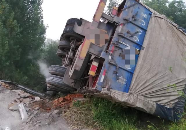  凌晨|凌晨大货车侧翻！驾驶员幸亏系了安全带　捡了一条命